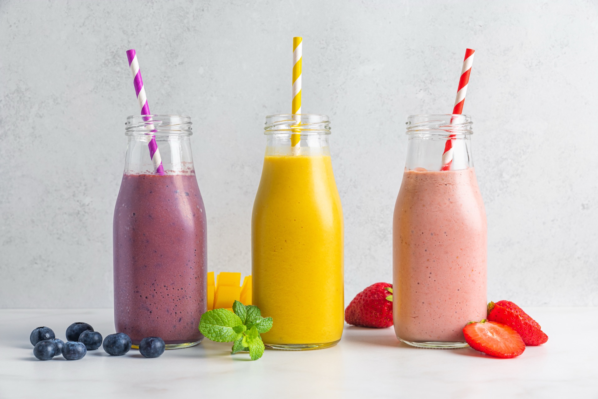 Trois smoothies colorés aux fruits frais