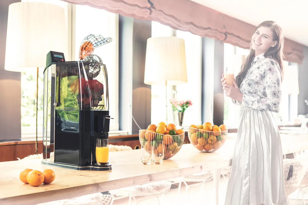 OL 41 sur une grande table d’hôtel pour le petit-déjeuner
