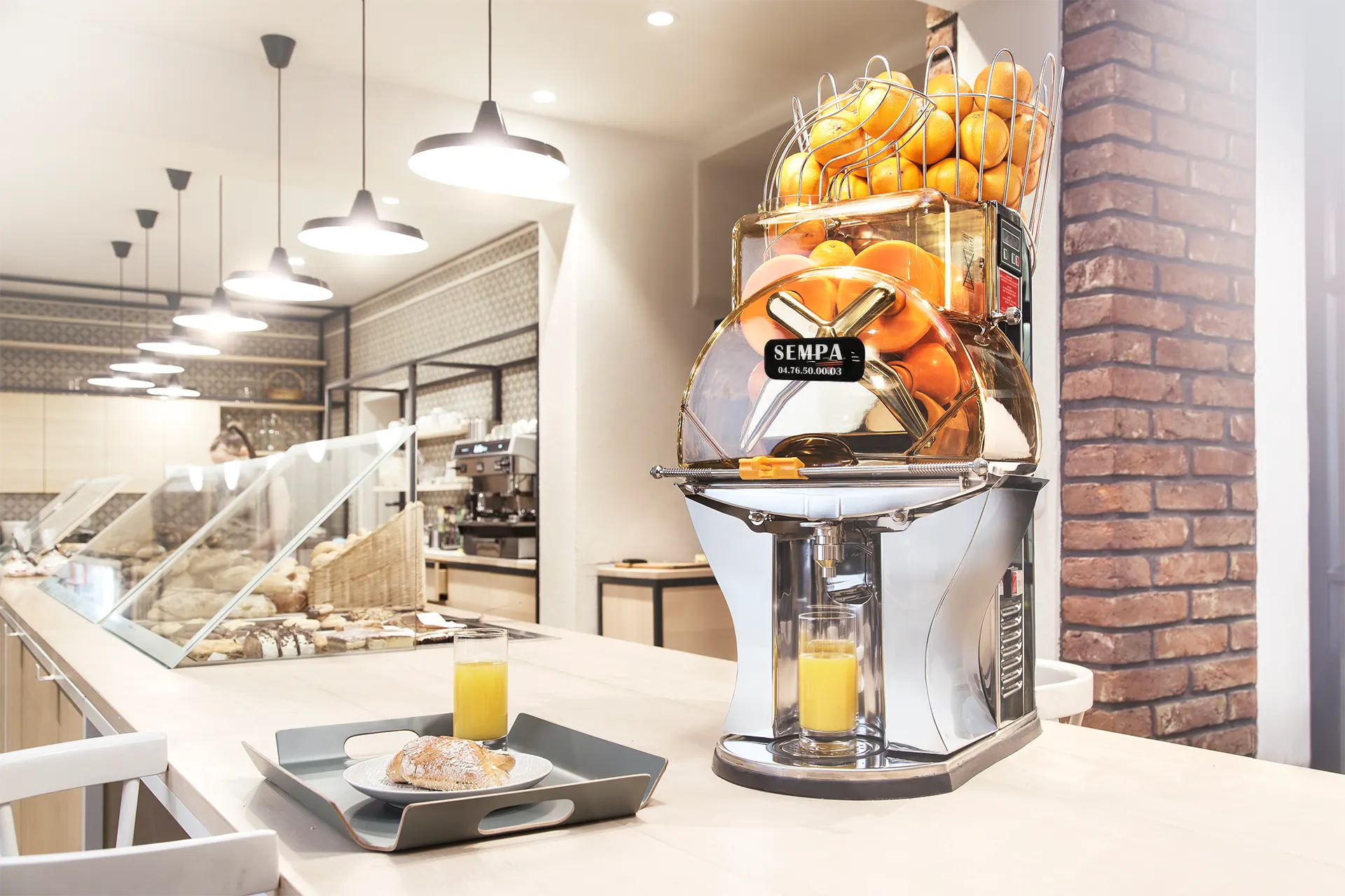 Presse-agrumes SEMPA OL 61 AS avec panier installé en boulangerie