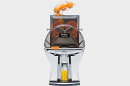 juicer with automatic start with feeding of fruit