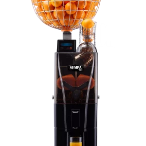 Machine à jus d’oranges SEMPA OL 41 sur fond blanc, avec panier d’oranges et verre de jus rempli.