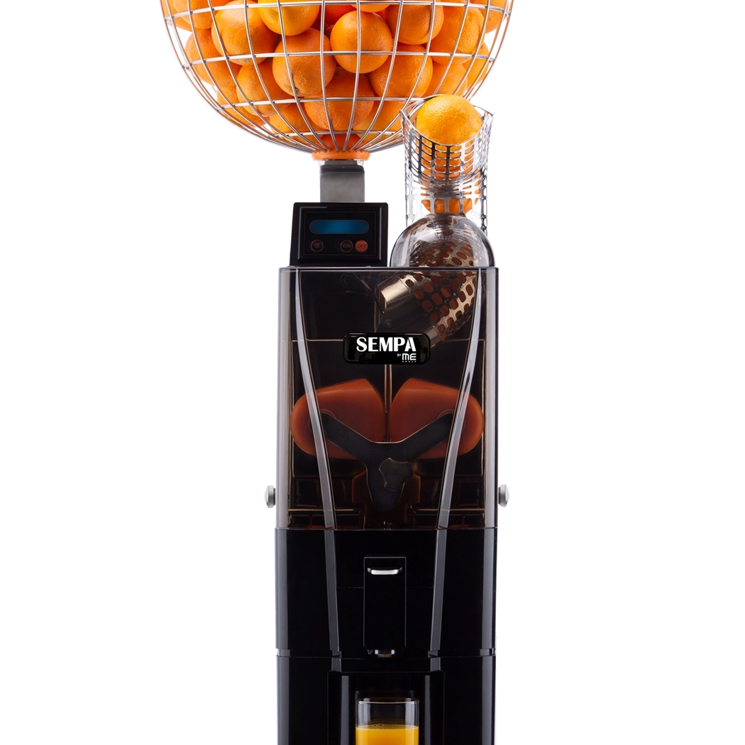 Machine à jus d’oranges SEMPA OL 41 sur fond blanc, avec panier d’oranges et verre de jus rempli.